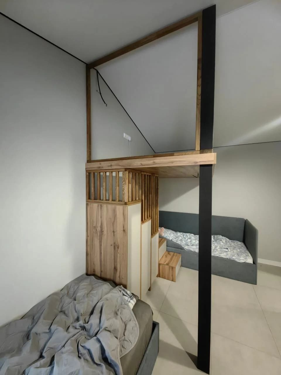 Многоуровневая деревянная кровать в современном стиле с натуральным деревом и нейтральными тонами, предназначенная для спальни.