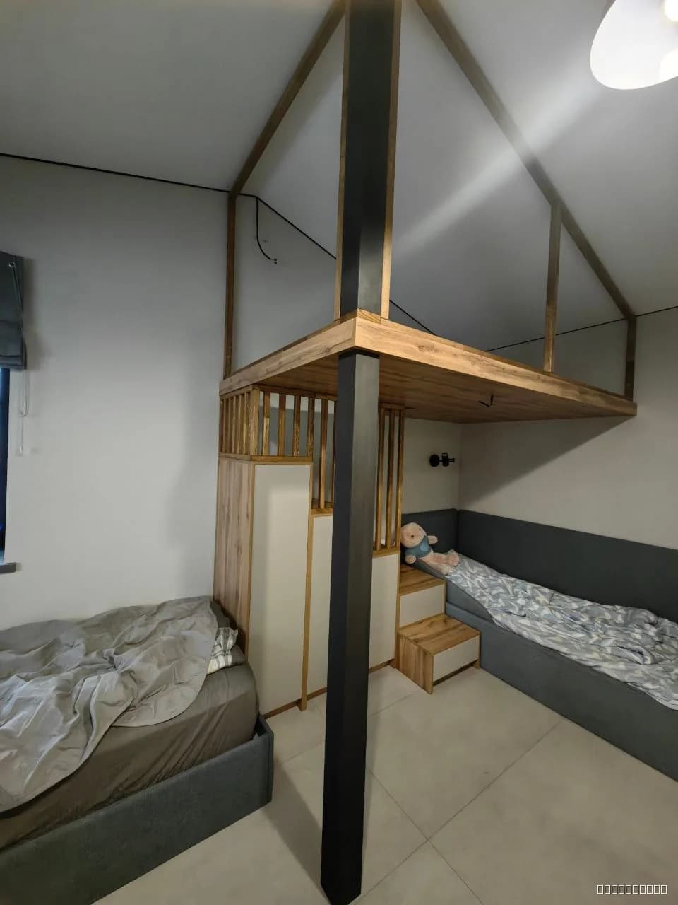 Современная кровать-чердак с деревянным каркасом и металлическими опорами, выполненная в минималистичном стиле.