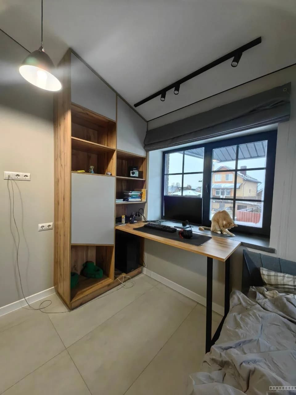 Встроенная мебель в спальне: стеллаж с открытыми полками и закрытыми секциями, выполненный из натурального дерева и белых панелей, в современном стиле.